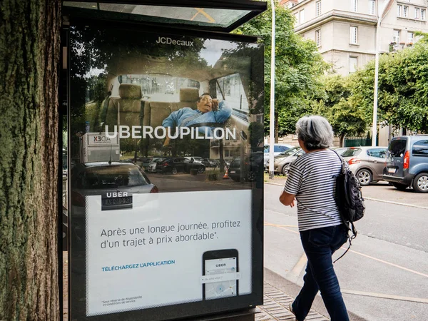 Uber publicidade para serviço de táxi na estação de ônibus — Fotografia de Stock