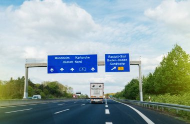 Frankfurt doğru Alman autobahn on sürüş kamyon 
