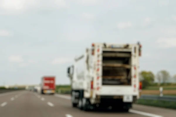 Camión de basura conduciendo rápido por carretera —  Fotos de Stock