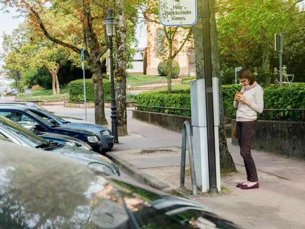 Pouliční Scéna Ženy Hledání Mincí Platit Parkování Lístek Platební Bankomat — Stock fotografie