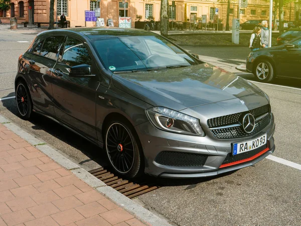 Mercedes-benz třídy a zaparkoval v německé ulici — Stock fotografie