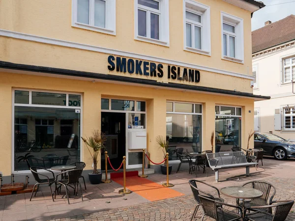 Немецкое кафе Smokers Island в Раштатте — стоковое фото