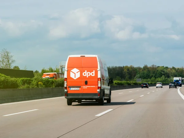 DPD post van dirigindo rápido na estrada alemã — Fotografia de Stock