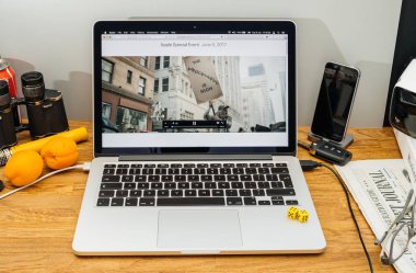 Apple bilgisayarlar Wwdc reklam sunucu odası ve sonu ile 