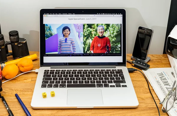Apple bilgisayarlar, imac vr imac üzerinde Wwdc son duyurular — Stok fotoğraf
