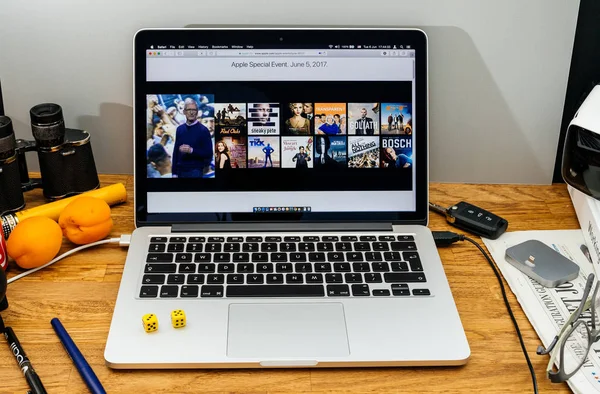 Apple-datorer på Wwdc senaste meddelanden av Amazon Prime vid — Stockfoto