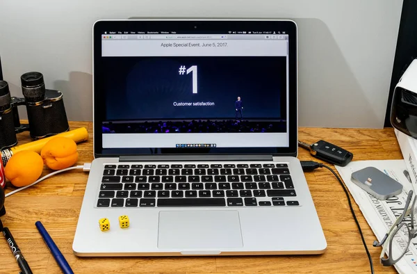 Apple Computers at WWDC latest announcements of apple watch, cus — Stock Photo, Image