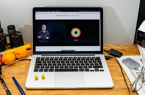 De Computers van Apple op de nieuwste aankondigingen Wwdc door Kevin Lynch abou — Stockfoto