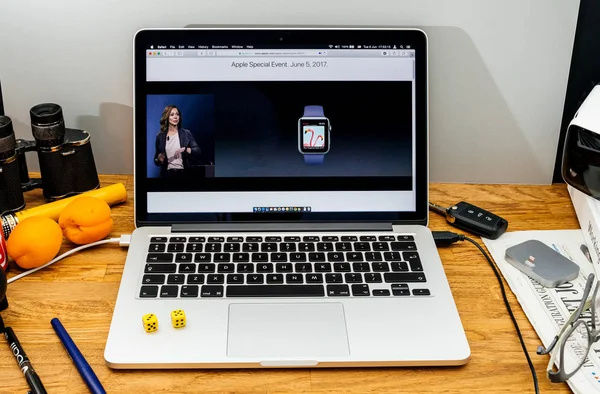 Apple-datorer på Wwdc senaste meddelanden av Vera Carr om — Stockfoto