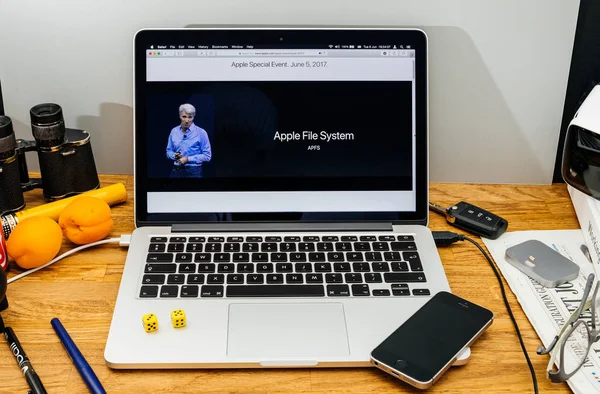 Apple Craig Federighi förhandsvisningar macos High Sierra på Wwdc 2017 — Stockfoto