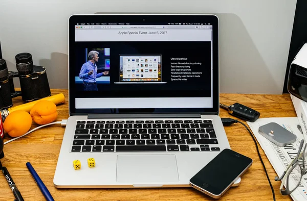 Apple Craig Federighi представляет MacOS High Sierra на WWDC 2017 — стоковое фото