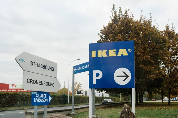 Ikea Estacionamiento signo - visitar la tienda de muebles — Foto de Stock