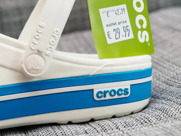 クロックスは定期的に、アウトレット価格で靴を下駄します。 — ストック写真