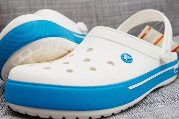 Crocs zuecos zapatos bolsa de compras sobre fondo gris — Foto de Stock