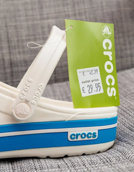 クロックスは定期的に、アウトレット価格で靴を下駄します。 — ストック写真