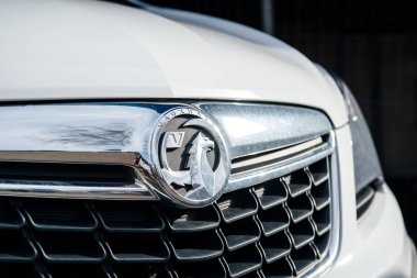Vauxhall Logo Amblem Bristol beyaz bir araba 