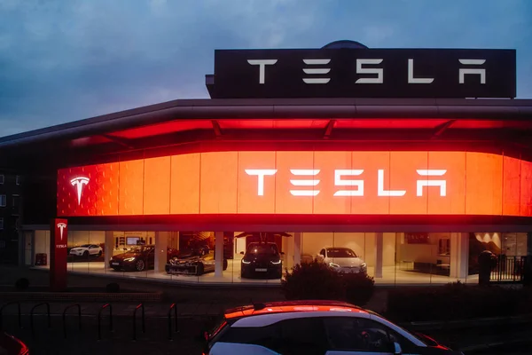 Tesla motores showroom com carros dentro e iluminado logotipo farelo — Fotografia de Stock