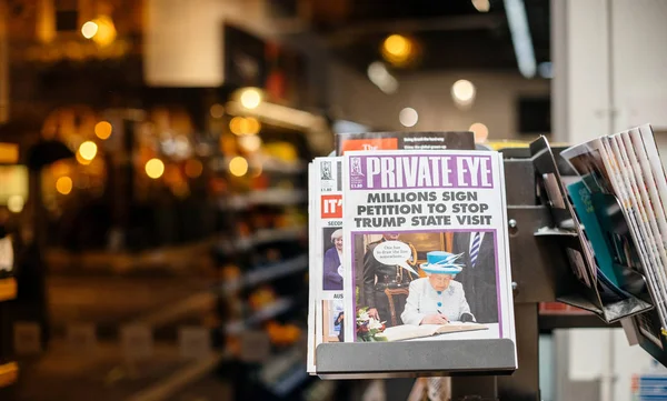 Han Private Eye tidningen featuring drottning Elizabeth av England — Stockfoto