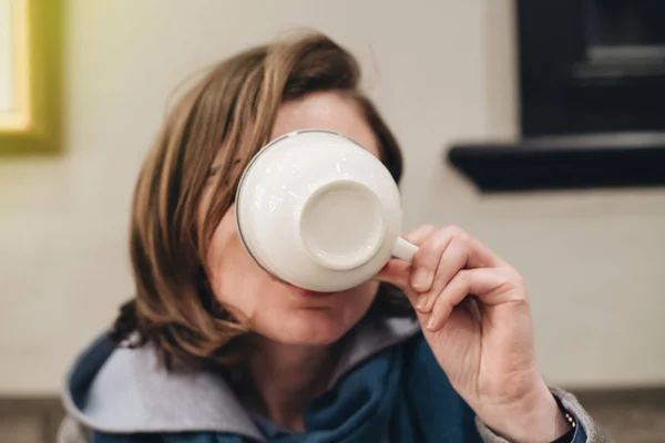 Donna Bere caffè tè cappuccino in Cafe faccia di copertura con — Foto Stock