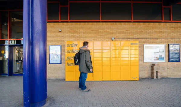 Человек перед Amazon Locker на приеме Оксфордского вокзала — стоковое фото