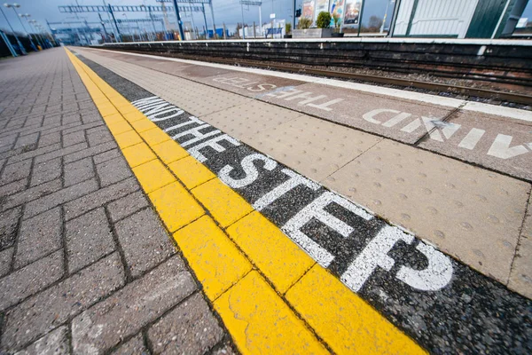 Umysł linii tekstu żółty krok w British dworca — Zdjęcie stockowe