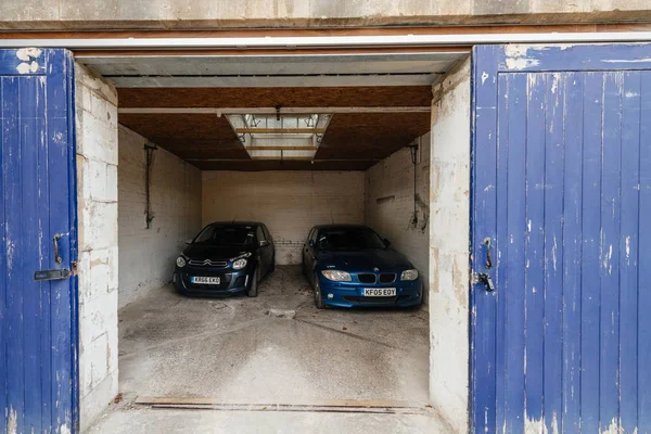 Puerta Garaje Abierta Con Dos Coches Lujo Dentro —  Fotos de Stock