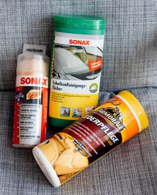 Araba kozmetik gri arka plan üzerinde 