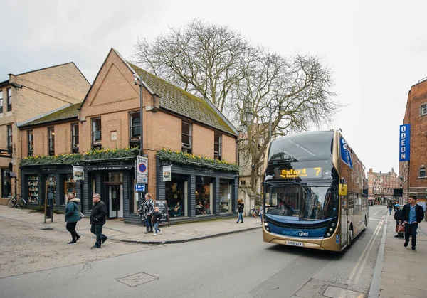 Sociální Pub George Street a dvakrát decker autobus v Oxfordu — Stock fotografie