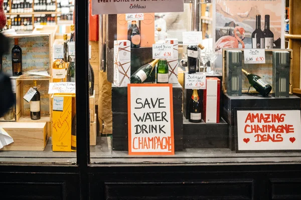 Opslaan van water drinken champagne alcohol winkel in London United kingdo — Stockfoto