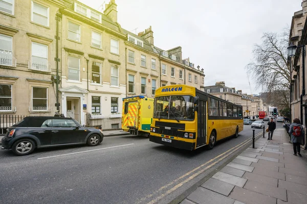 Koupelnové shoolbus ve Velké Británii žlutý autobus — Stock fotografie
