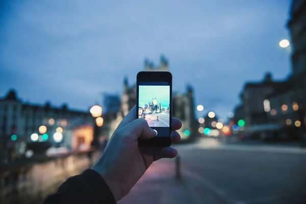 Мужчина делает фото на смартфоне мобильного телефона Батского собора — стоковое фото
