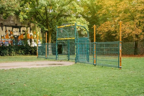 Puerta deportiva de fútbol en parque verde con graffiti —  Fotos de Stock