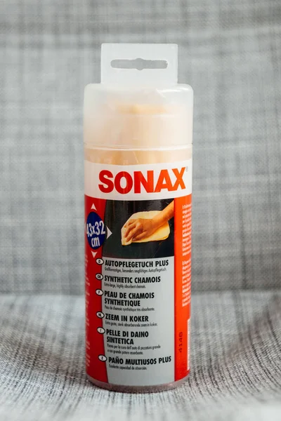 Odbiorcy z tworzyw sztucznych zawierających syntetyczne chamois Sonax do czyszczenia samochodu — Zdjęcie stockowe