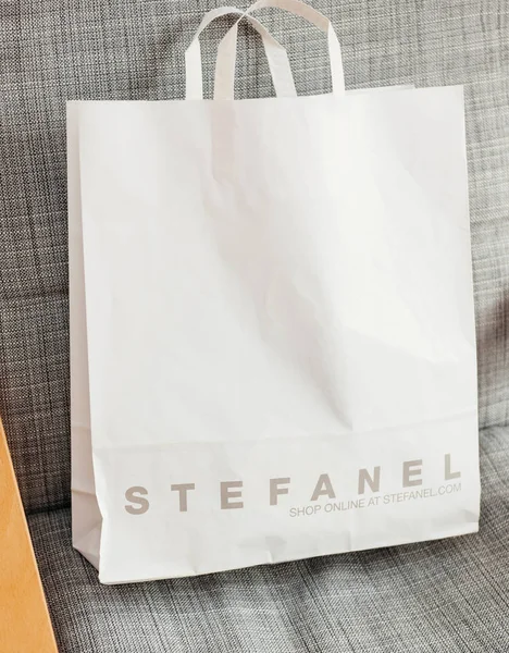 Bolsa de moda Stefanel branco na poltrona — Fotografia de Stock