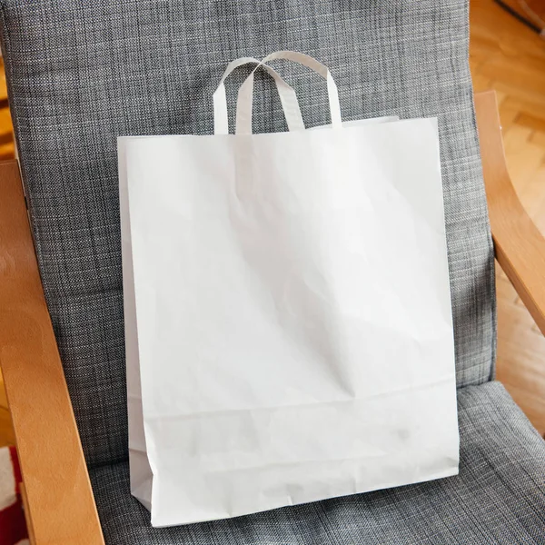 Белый бумажный пакет на кресле — стоковое фото
