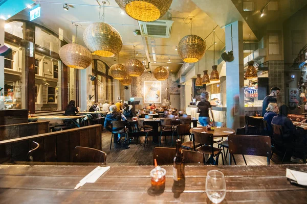 Bristol Bar Restoran insanlarla bar geleneksel İngiltere