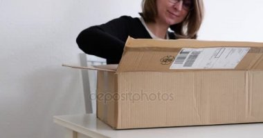 Kadın unboxing video kartı