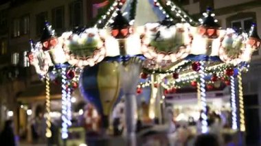 güzel ve parlak atlıkarınca gece zaman, insanlarla