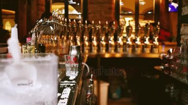 Kadın barmen iç bar