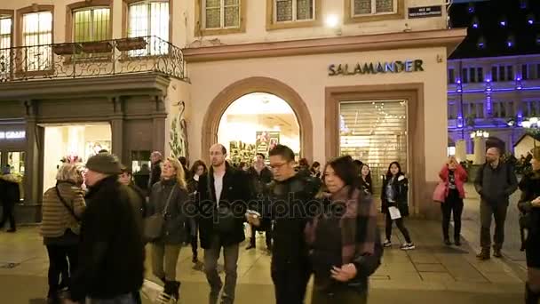 Straatsburg Kerstmarkt decoraties en mensen — Stockvideo