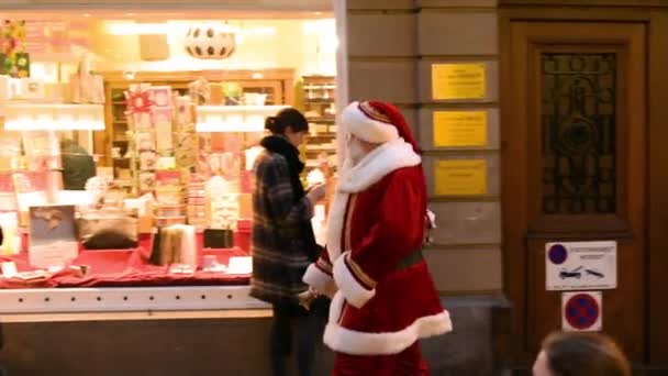 Strasbourg Francia 2017 Babbo Natale Cammina Vie Dello Shopping Con — Video Stock
