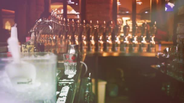 Ženské barman v baru interiér — Stock video