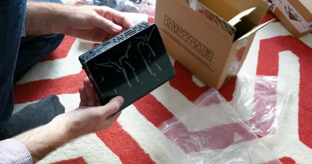 Homem desembalando novo HDD externo — Vídeo de Stock