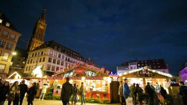 Strazburg Noel pazarı dekorasyon ve insanlar