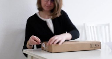 Kadın unboxing video kartı