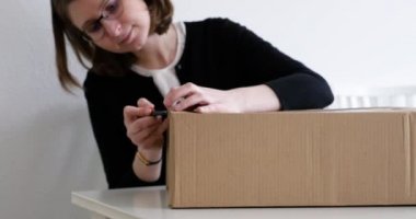 Kadın unboxing video kartı