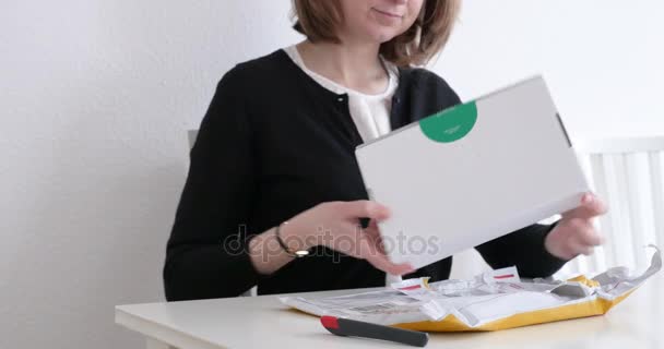 Mujer enviando una carta — Vídeos de Stock