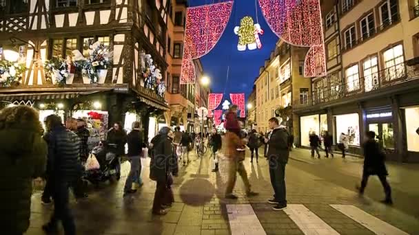 Декорации и люди Страсбургского Рождественского рынка — стоковое видео