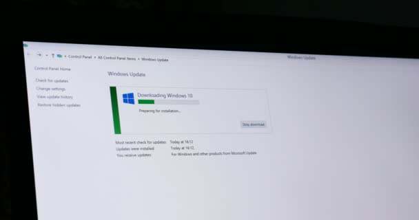 新しいラップトップ コンピューター ワークステーションへのパリ フランス 2017 Microsoft Windows インストール プロセス — ストック動画