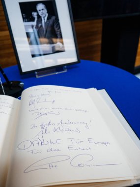 Helmut Kohl, Avrupa Parlamentosu için condoleances kitap